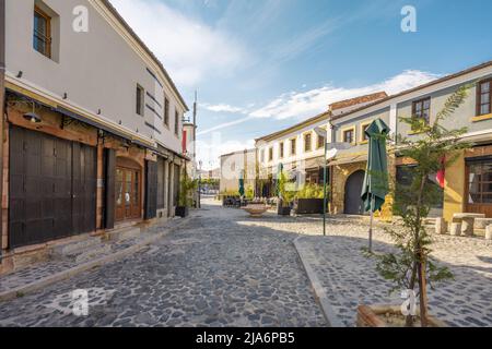 Un des sites de Korca, Albanie, pouf Old Bazaar avec ciel bleu nuageux. Banque D'Images