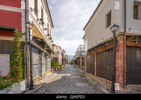 Un des sites de Korca, Albanie, pouf Old Bazaar avec ciel bleu nuageux. Banque D'Images