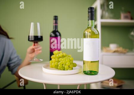Woman holding glass of red wine Banque D'Images