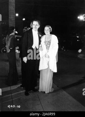 FREDRIC MARCH et son épouse actrice Florence ELDRIDGE 2nd à la première hollywoodienne le 3rd 1934 avril au théâtre chinois de GRAUMAN de GEORGE ARLISS dans LA MAISON DE ROTHSCHILD 20th Century Pictures / United Artists Banque D'Images