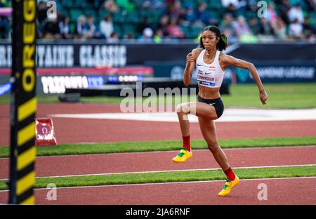 27 mai 2022 Eugene OU États-Unis : Vashti Cunningham s'approche du saut en hauteur lors de la rencontre nocturne Nike Prefontaine Classic. Vashti place deuxième à Hayward Field Eugene, OU Thurman James/CSM Banque D'Images