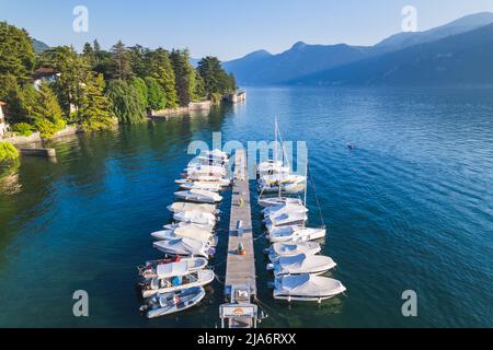 Vue aérienne du hors-bord de l'embarcadère. C'est généralement les attractions touristiques les plus populaires sur le lac de côme. Banque D'Images
