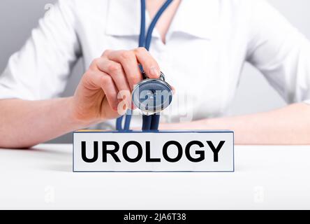 Concept urologique. Urologue avec stéthoscope dans la main traitant le patient. Médecin en laboratoire, pelage diagnostic, guérison des reins, vessie, prostate, troubles des organes reproducteurs masculins. Photo de haute qualité Banque D'Images