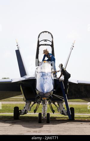 NY : les Blue Angels de la marine américaine atterrissez à l'aéroport de Republic pour des séances d'entraînement en préparation au spectacle aérien Bethpage sur Jones Beach pour le week-end du Memorial Day. Pris le 26 mai 2022, à Farmingdale, New York . (Photo par Erica Price/Sipa USA) Banque D'Images