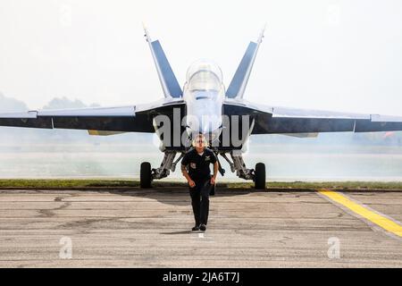 NY : les Blue Angels de la marine américaine atterrissez à l'aéroport de Republic pour des séances d'entraînement en préparation au spectacle aérien Bethpage sur Jones Beach pour le week-end du Memorial Day. Pris le 26 mai 2022, à Farmingdale, New York . (Photo par Erica Price/Sipa USA) Banque D'Images