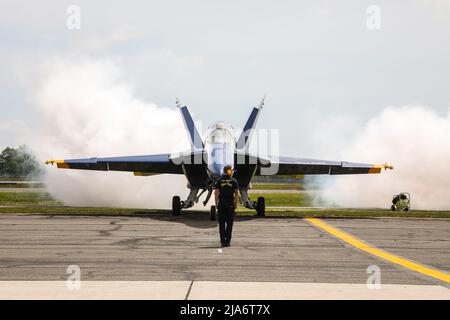 NY : les Blue Angels de la marine américaine atterrissez à l'aéroport de Republic pour des séances d'entraînement en préparation au spectacle aérien Bethpage sur Jones Beach pour le week-end du Memorial Day. Pris le 26 mai 2022, à Farmingdale, New York . (Photo par Erica Price/Sipa USA) Banque D'Images