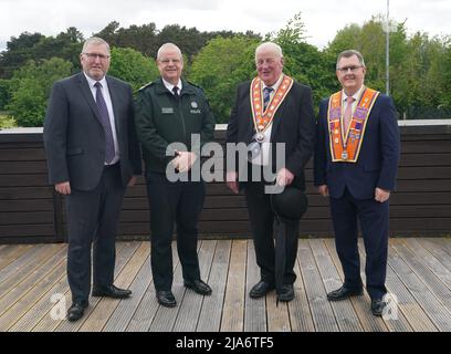 (De gauche à droite) UUP Doug Beattie, chef gendarme du Service de police d'Irlande du Nord Simon Byrne, Grand Maître de l'ordre orange Edward Stevenson et chef du DUP Jeffrey Donaldson, à Stormont avant le début du défilé du centenaire d'Irlande du Nord de Stormont vers l'hôtel de ville de Belfast, Pour commémorer la création de l'Irlande du Nord. Date de la photo: Samedi 28 mai 2022. Banque D'Images