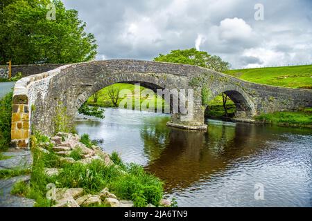 Un possible pont de 16th siècle traversant la rivière Lune à Firbank sur son chemin vers Lancaster - ne l'essayez pas en voiture!! Banque D'Images