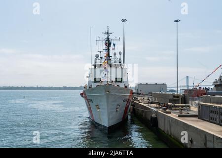 Staten Island, États-Unis. 27th mai 2022. Le Sycamore de la Garde côtière américaine, le fiable de la Garde côtière américaine et l'USS Milmaukee ont amarré à Homeport Pier à Staten Island, NY 27 mai 2022 pour la semaine annuelle de la flotte 34th. (Photo de Steve Sanchehz/Sipa USA) crédit: SIPA USA/Alay Live News Banque D'Images