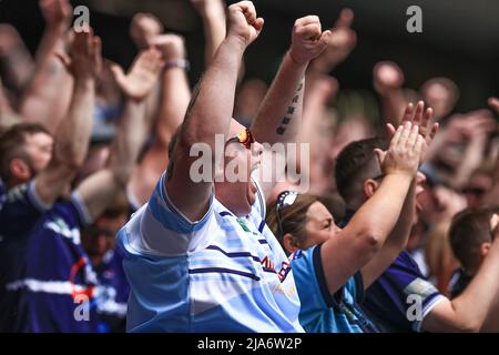 Les fans de Featherstone Rovers célèbrent Craig Hall #4 de l'essai de Featherstone Rovers Banque D'Images