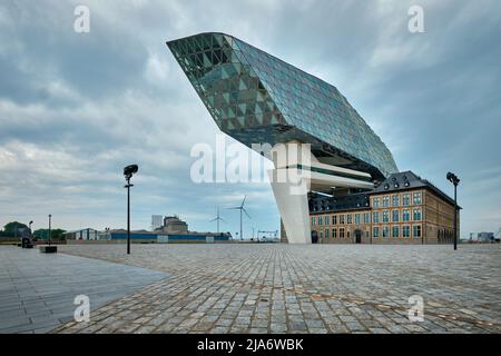 Siège de l'administration portuaire d'Anvers, conçu par le célèbre architecte iranien Zaha Hadid, Antwerpen, Belgique Banque D'Images