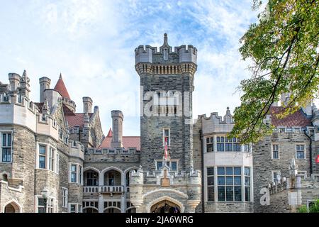 Casa Loma, vue de face de la façade ou du mur extérieur. Le château de style médiéval est un lieu célèbre et une attraction touristique majeure dans la capitale Banque D'Images