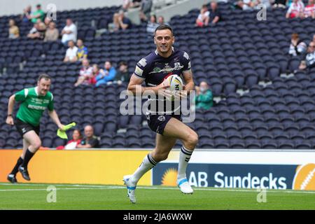 Craig Hall #4 de Featherstone Rovers se brise et continue à marquer un essai pendant la première moitié Banque D'Images