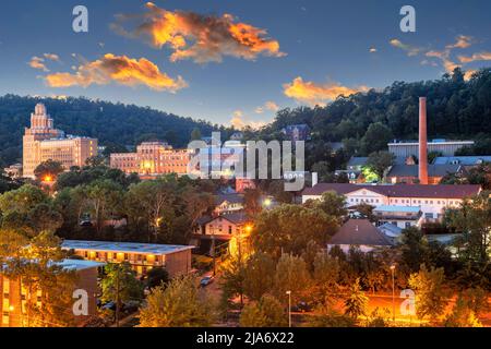 Hot Springs, Arkansas, États-Unis paysage urbain au crépuscule dans les montagnes. Banque D'Images