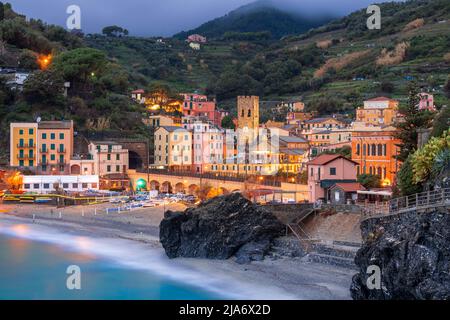 Monterosso, Italie dans la région des Cinque Terre au crépuscule sur la mer Méditerranée. Banque D'Images