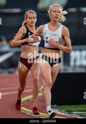 Eugene OU États-Unis. 27th mai 2022. Alicia Monson et Karissa Schweizer dans la course de 10 000 mètres pendant la rencontre de nuit Nike Prefontaine Classic. Karissa a pris Alicia au dernier tour pour gagner à Hayward Field Eugene, OU Thurman James/CSM/Alay Live News Banque D'Images