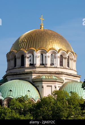 Détails architecturaux le plus grand dôme doré de la cathédrale orthodoxe Saint-Alexandre Nevsky à Sofia, Bulgarie Banque D'Images