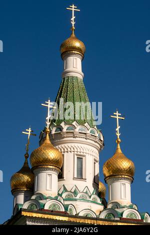 Les dômes dorés et dorés sont ornés de détails architecturaux de l'église russe de Saint-Nicolas le Miracle-Maker à Sofia, en Bulgarie, contre un ciel bleu. Banque D'Images