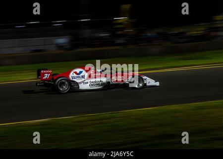 Sydney, Australie. 28 mai 2022. James Golding (#31) pilote son équipe Valvoline GRM S5000 au-dessus du pont au Sydney Motorsport Park pendant la course 1 du Championnat australien de pilotes S5000. Credit: James Forrester / Alamy Live News. Banque D'Images