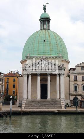 Grand dôme de l'église dédiée à Saint Simeon Piccolo dans l'île de Venise en Italie et l'eau du Grand Canal Banque D'Images