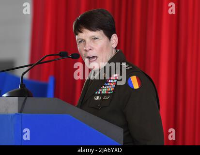 Miami, Floride, États-Unis. 27th mai 2022. ARMÉE AMÉRICAINE LT. Le général Maria Gervais s'exprime lors de la cérémonie d'assermentation lors de la journée médiatique du Hyundai Air & Sea Show 2022 à la station aérienne de la Garde côtière américaine à l'aéroport exécutif de Miami-OPA Locka, le 27 mai 2022 à Miami Beach, en Floride. Crédit : Mpi04/Media Punch/Alamy Live News Banque D'Images