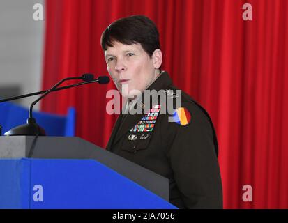 Miami, Floride, États-Unis. 27th mai 2022. ARMÉE AMÉRICAINE LT. Le général Maria Gervais s'exprime lors de la cérémonie d'assermentation lors de la journée médiatique du Hyundai Air & Sea Show 2022 à la station aérienne de la Garde côtière américaine à l'aéroport exécutif de Miami-OPA Locka, le 27 mai 2022 à Miami Beach, en Floride. Crédit : Mpi04/Media Punch/Alamy Live News Banque D'Images