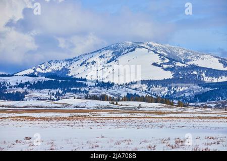 Paysage avec montagnes enneigées majestueuses Banque D'Images