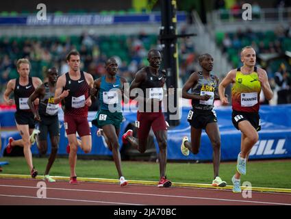 27 mai 2022 Eugene OU États-Unis : Zach Panning mène une course de the10 000 mètres lors de la rencontre nocturne Nike Prefontaine Classic à Hayward Field Eugene, OU Thurman James/CSM Banque D'Images