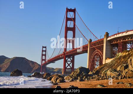 Golden Gate Bridge depuis la plage au coucher du soleil Banque D'Images