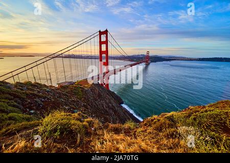 Golden Gate Bridge, pont américain emblématique au lever du soleil Banque D'Images