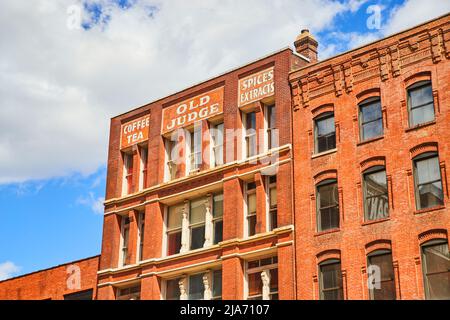Détail d'un bâtiment en brique rouge dans la zone urbaine de Saint Louis Banque D'Images