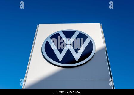 Panneau commercial extérieur avec le logo de la marque du constructeur automobile allemand Volkswagen Banque D'Images