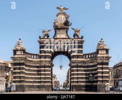 La Porta Garibaldi à Catane, en Sicile, en Italie, une grande arche triomphale construite en 1768 pour célébrer le mariage du roi Ferdinand I. Banque D'Images