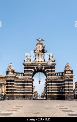 La Porta Garibaldi à Catane, en Sicile, en Italie, une grande arche triomphale construite en 1768 pour célébrer le mariage du roi Ferdinand I. Banque D'Images