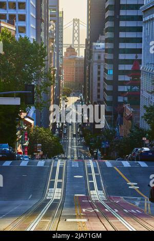 Des pistes de tramway vides vont vers Oakland Bay Bridge dans le centre-ville de San Francisco matin Banque D'Images
