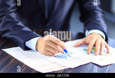 Mains écrit sur un papier Banque D'Images