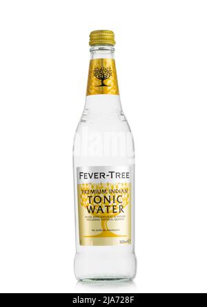 LONDRES, Royaume-Uni - 11 AVRIL 2022 : bouteille d'eau tonique indienne Fever Tree sur blanc. Banque D'Images