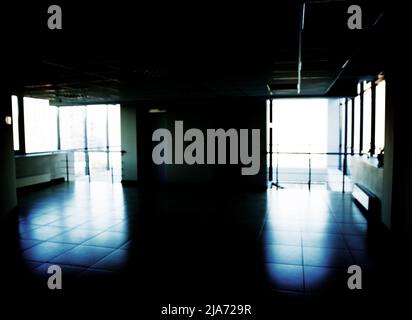 Mur de verre dans l'immeuble de bureaux Banque D'Images