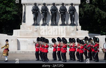 Horse Guards Parade, Londres, Royaume-Uni. 28 mai 2022. La revue du colonel a lieu, revue par HRH le duc de Cambridge, et est la répétition finale de Trooping the Color qui aura lieu en semaine - jeudi 2nd juin - pour l'année du Jubilé de platine. Cette année, l'honneur de trooping leur couleur tombe aux gardes irlandais et, en tant que colonel du régiment, le duc dirige la revue finale. Crédit : Malcolm Park/Alay Live News Banque D'Images