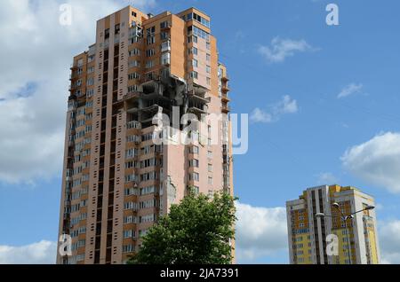 Non exclusif: KIEV, UKRAINE - 26 MAI 2022 - l'immeuble d'appartements au 6A rue Lobanovskoho qui a été frappé par un missile russe le 26 février 2022, Banque D'Images