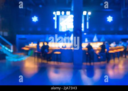 Intérieur abstrait et moderne flou d'une boîte de nuit avec éclairage bleu fluo sur les murs. Banque D'Images