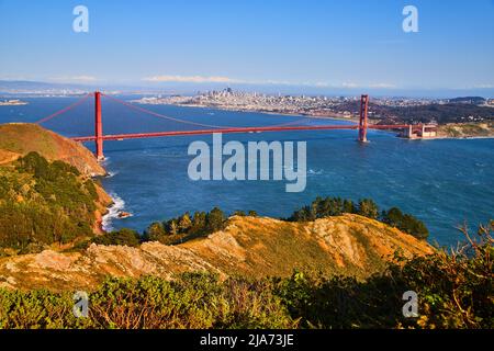 Vue panoramique à couper le souffle sur le Golden Gate Bridge depuis les montagnes avec vue panoramique de San Francisco à distance Banque D'Images
