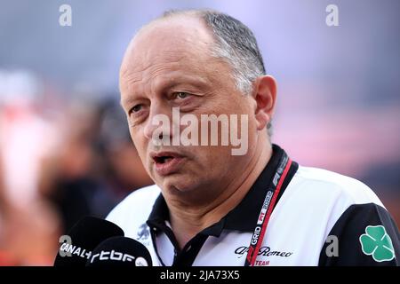 Monte Carlo, Monaco. 28th mai 2022. Frederic Vasseur, directeur de l'équipe Alfa Romeo F1, se penche avant la dernière pratique du Grand Prix de Monaco F1. Credit: Marco Canoniero / Alamy Live News Banque D'Images