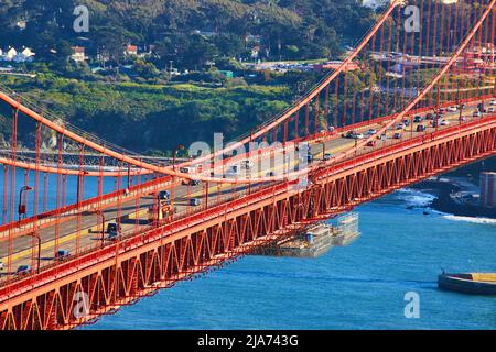 Détail du trafic sur le Golden Gate Bridge au coucher du soleil à San Francisco Banque D'Images