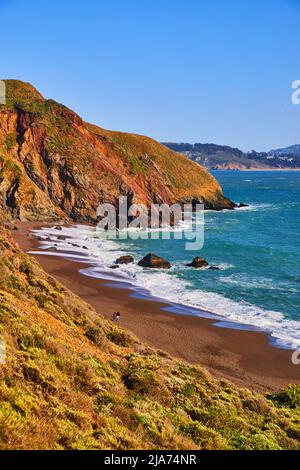 Collines à côté de la côte ouest avec des plages de sable et des vagues de l'océan Banque D'Images