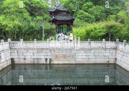 Zhenjiang, Chine. 12 août 2017. Le printemps le plus beau sous le ciel dans le temple de jinshan zone pittoresque à zhenjiang en chine. Les personnages tian xia Banque D'Images