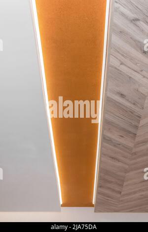 Décoration de plafond en bois laminé abstrait Architecture intérieure moderne structure de fond avec éclairage linéaire LED. Banque D'Images