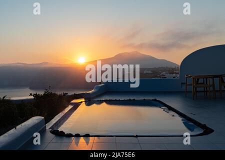 Une piscine sur le patio d'un élégant appartement reflète la lumière du soleil tôt le matin Banque D'Images