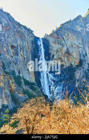 Les chutes de Bridalveil à Yosemite par en-dessous Banque D'Images