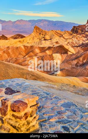 Sentier de randonnée menant aux couleurs emblématiques du lever du soleil à Zabriskie point dans la vallée de la mort Banque D'Images